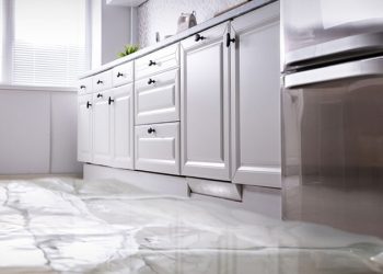 Nguyên nhân và cách khắc phục tủ lạnh bị chảy nước hiệu quả