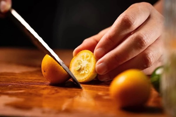 Tắc rửa kỹ và cắt làm đôi, ép lấy nước cốt