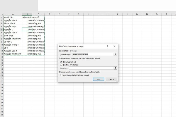 Mở tab Insert chọn Pivot Table