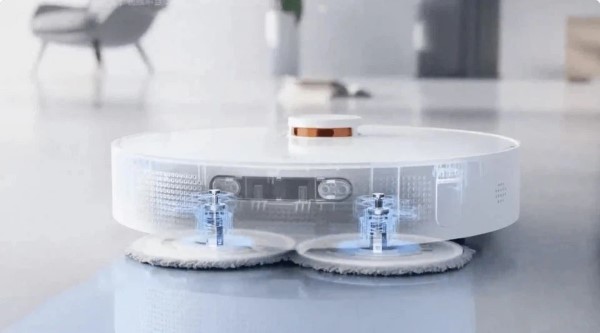 Hai miếng lau xoay liên tục làm sạch các vết bẩn bám lâu