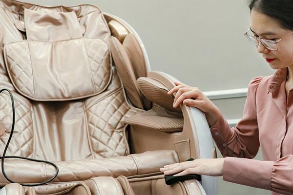 Phần da bọc ngoài ghế massage bị rách, trầy xước hoặc bong tróc