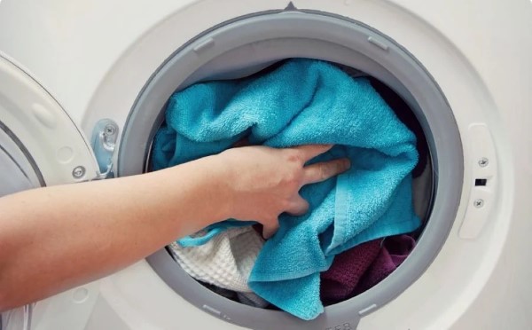 Do người dùng bỏ quá nhiều đồ vào một bên lồng giặt