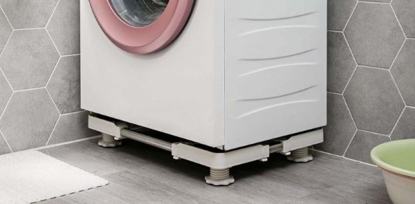 Các vít điều chỉnh ở chân máy giặt có thể bị lỏng hoặc đế cao su bị mòn