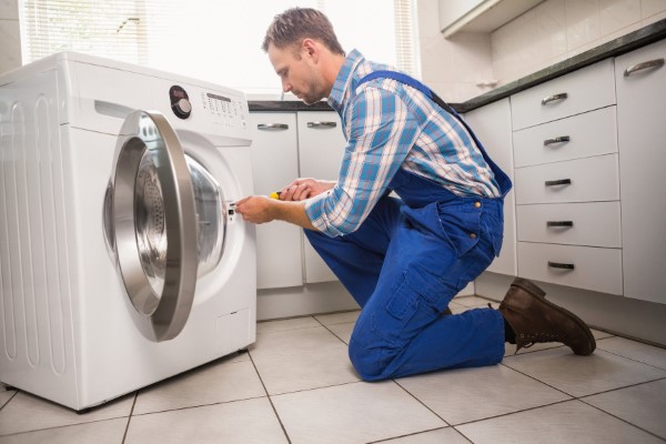 Nên liên hệ trung tâm bảo hành hoặc thợ sửa chữa chuyên nghiệp
