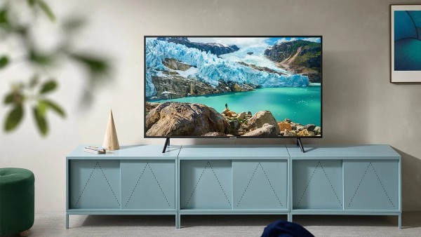 Tivi để bàn phù hợp với phòng khách rộng, có sẵn kệ tivi đẹp