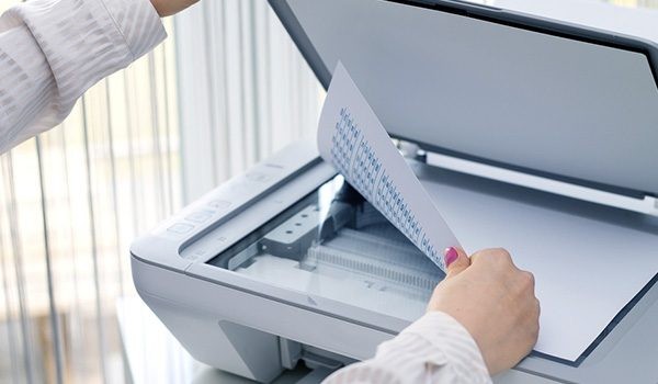 Đặt tờ giấy bạn cần scan lên mặt kính của thiết bị