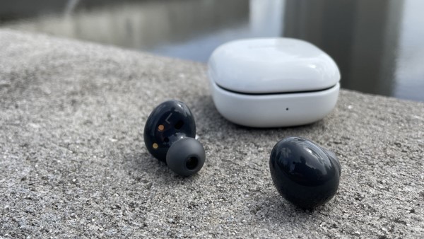 Cả hai sản phẩm đều hỗ trợ trợ lý ảo Bixby và tìm tai nghe thông qua SmartThings