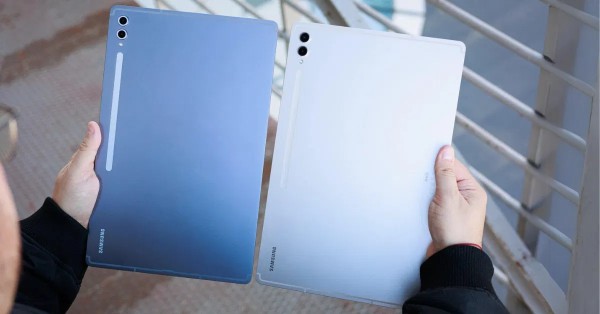 Thông số camera giữa 2 máy gồm: camera sau 13MP + 8MP và camera selfie kép 12MP.