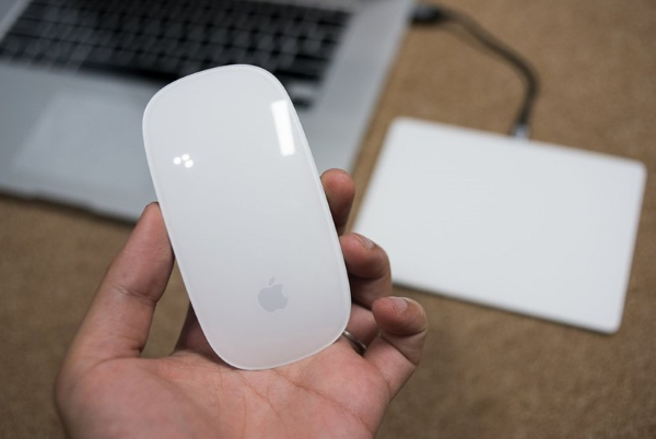 Thử kết nối và kiểm tra lại chức năng cuộn trên MacBook bằng chuột mới