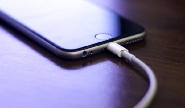 iPhone 6S Plus cần khoảng 2 giờ 40 phút đến 3 giờ để sạc đầy với củ sạc 5W 