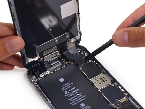 Thay pin mới cho iPhone 6S Plus khi bị chai pin