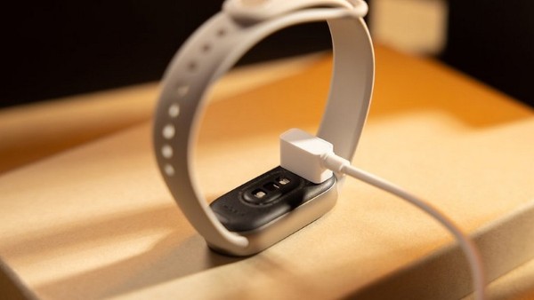 Xiaomi Band 9 trang bị viên pin 233 mAh, nhiều hơn viên pin 180 mAh của Mi Band 8