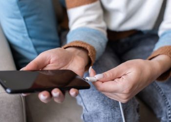Sạc pin nhiều lần có bị chai pin không? Mẹo sạc pin điện thoại