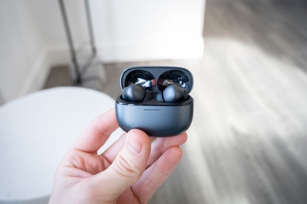 Redmi Buds 6 Pro có mức giá cao hơn với được thiết kế cao cấp hơn