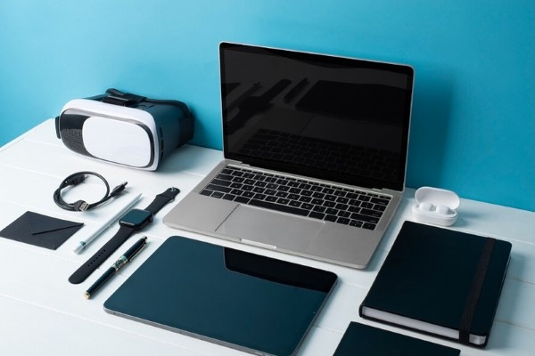 Các thiết bị số giúp mọi người kết nối, làm việc và tận hưởng cuộc sống hiện đại