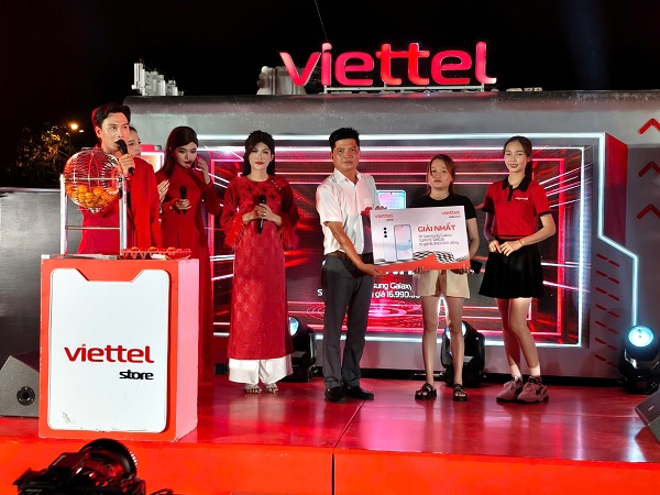 Khách hàng trúng giải nhất trong chương trình lô tô show
