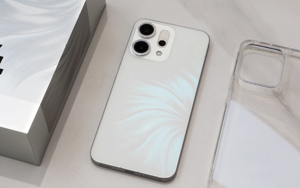 Reno14 vượt trội hơn hẳn so với iPhone 14 cả về dung lượng pin và sạc nhanh