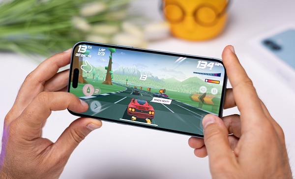 iPhone 16 có màn hình khá nhỏ gọn cùng tần số quét thấp