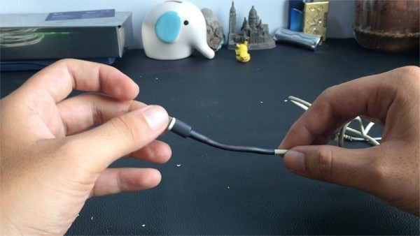 Dùng ống co nhiệt để sửa chữa và bảo vệ dây sạc