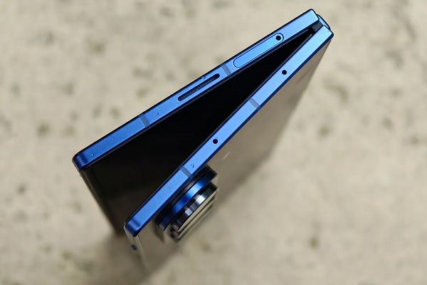 Galaxy Z Fold7 hỗ trợ 2 SIM, bao gồm 1 nano SIM vật lý và 1 eSIM