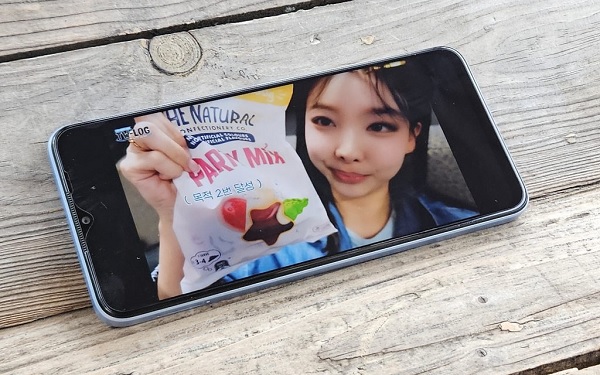 OPPO A18 hiển thị tốt hơn ánh sáng ngoài trời, tuy nhiên tần số quét lại thấp hơn so với đối thủ