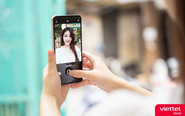 Vivo V25e hứa hẹn sẽ cho ra những bức ảnh, thước phim sắc nét, đẹp mắt hơn so với OPPO A5i Pro