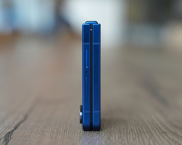 Z Flip7 có thời lượng sử dụng dài lâu hơn nhờ sở hữu viên pin 4.300mAh
