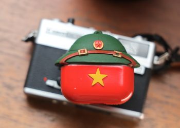 Tự hào yêu nước – Tặng case AirPods thủ công kỷ niệm 80 năm Quốc khánh 2/9 chỉ có tại Viettel Store