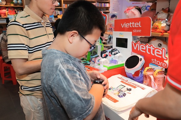 Các bé còn được trực tiếp trải nghiệm các mẫu đồng hồ định vị trẻ em tại buổi workshop